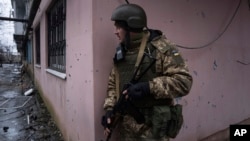 Militar ucrainean în timpul unei patrule în localitatea Vuhledar de pe linia frontului, la 25 februarie 