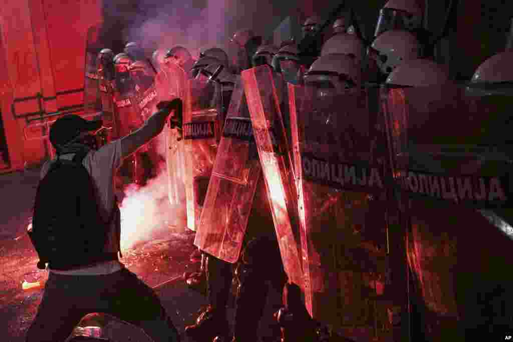 Policajci u kordonu kreću u potiskivanje demonstranata okupljenih u zoni fakulteta Univerziteta u Novom Sadu.
