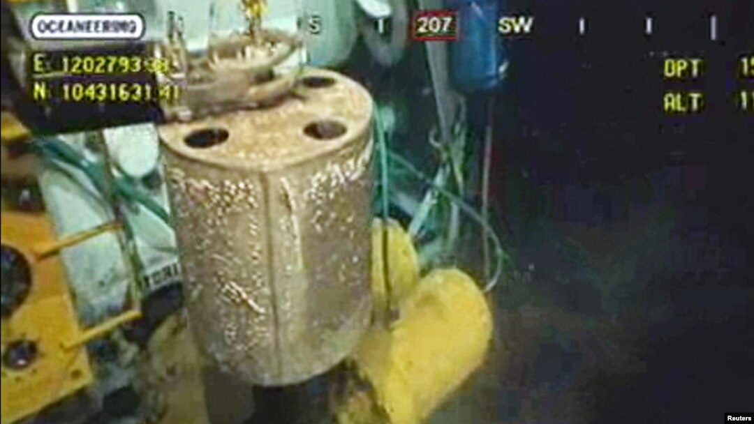 Заглушка нефтяной скважины в Мексиканском заливе находится под пристальным вниманием специалистов день и ночь.