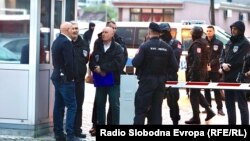 Pripadnici Agencije za istrage i zaštitu BiH na ulazu u zgradu Vlade RS-a u Istočnom Sarajevu, 23. aprila 2025.