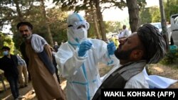 آرشیف- نمونه‌گیری برای آزمایش ویروس کرونا از یک فرد در کابل