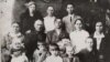 Розкуркулена родина Омельченків із села Шамраївка, що на Київщині. Фото приблизно з 1938–1939 років