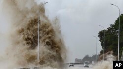 Valë të mëdha të detit shihen në provincën kineze Fujan, pas zbarkimit të tajfunit Gaemi.