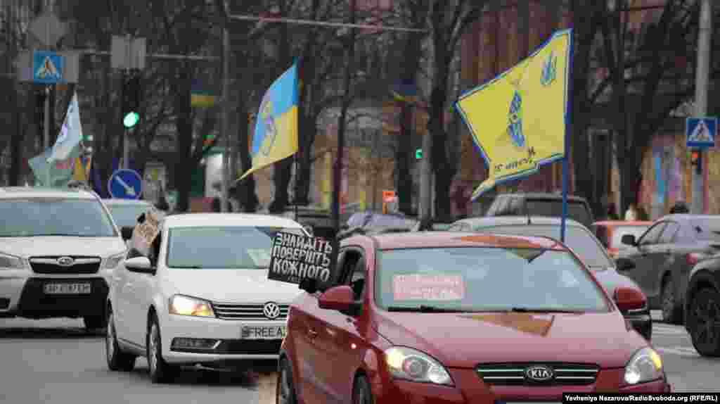 В його рамках понад три десятки автомобілів з національними прапорами, стягами військових підрозділів та плакатами з нагадуванням про полонених бійців проїхалися центральним проспектом міста