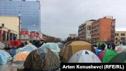 Priština: Opozicija provela prvu noć pred Vladom