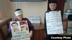 Супруги Тарасовы – 72-летняя Валентина и 77-летний Владимир – проводят акцию протеста в офисе Восточно-Казахстанского областного филиала президентской партии "Нур Отан". Город Усть-Каменогорск, 28 марта 2018 года. Фото предоставлено супругами Тарасовыми.