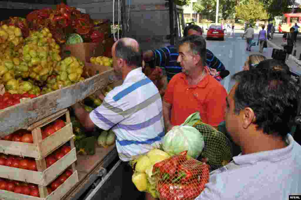 BiH - Protesti seljaka - Nezadovoljni seljaci su u Sarajevu, ispred zgrade Predsjedništva BiH besplatno dijelili povrće nastojeći privući pažnju za svoje probleme. 