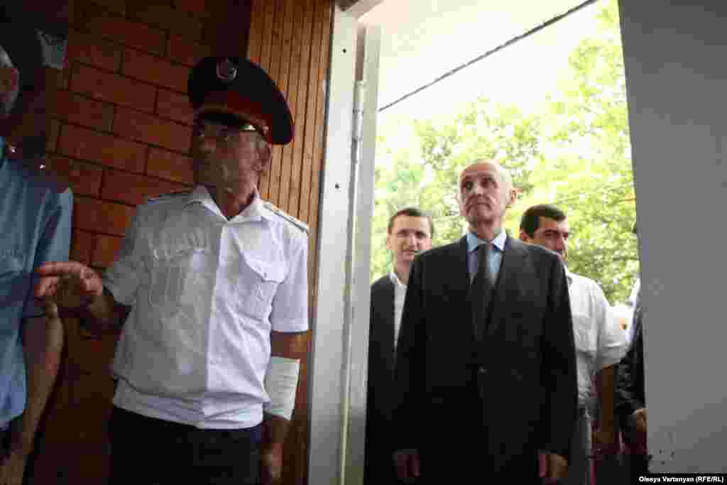 Александр Анкваб ждет своей очереди проголосовать на одном из участков в Сухуми