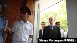 В первом часу Зураб позвонил и доложил: «Я  проголосовал, а Анкваб стоит в очереди уже минут пятнадцать, но скоро зайдет». Потом по телевизору услышал, что кандидат в президенты простоял в очереди около получаса