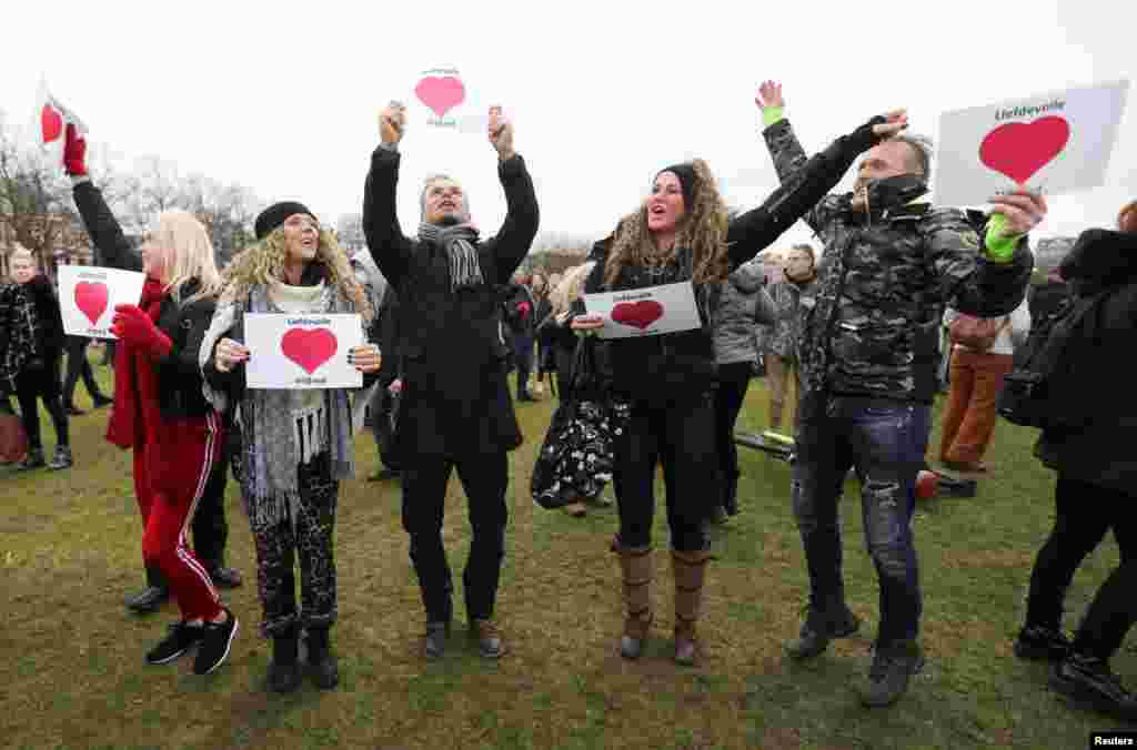 Njerëzit marrin pjesë në një protestë kundër kufizimeve të vendosura për të frenuar përhapjen e sëmundjes COVID-19, në Amsterdam, Holandë, më 24 janar 2021.