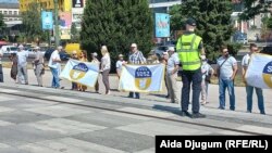 Protest državnih službenika i zaposlenika u institucijama BIH ispred zgrade Parlamentarne skupštine BIH (7. jul 2021.) 