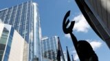 Скулптура със символа на еврото е пред Европейския парламент в Брюксел, Белгия. Снимката е архивна