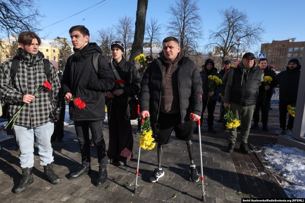 Njerëzit mblidhen për të përkujtuar protestat e Euromaidanit të Ukrainës të vitit 2014, në Kiev, më 20 shkurt 2025. Protestat e viteve 2013-2014 ndihmuan në largimin e presidentit prorus, Vitkor Janukoviq, nga pushteti. Rusia u përgjigj duke pushtuar gadishullin e Krimesë të Ukrainës dhe duke nxitur trazira që çuan në konflikt në rajonin lindor të Donbasit. Rusia filloi pushtimin e saj në shkallë të plotë të Ukrainës më 24 shkurt të vitit 2022.