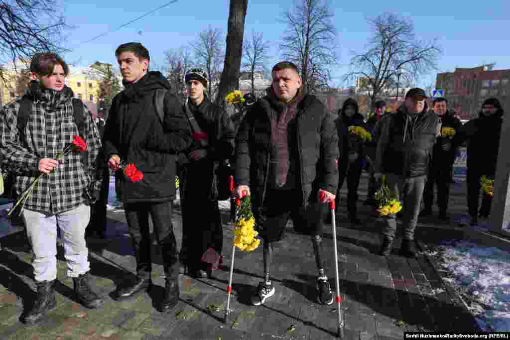 Декілька сотень людей, серед яких були родини загиблих та учасники подій Революції гідності, прийшли вшанувати пам&rsquo;ять загиблих