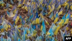 Steaguri ucrainene în Piața Independenței din Kiev, la 24 februarie 2024. Din motive de securitate, în Ucraina nu sunt programate adunări mari cu ocazia celei de-a doua aniversări a invaziei rusești, dar semnalele de amintire și solidaritate abundă. 