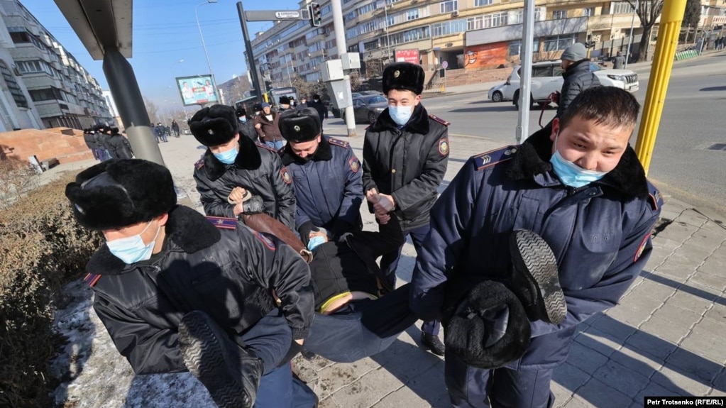 Polisiya ortalyq alanda narazylardy ústap jatyr. Almaty, 10 qantar 2020