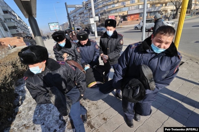 Задержание протестующих в Алматы 10 января 2021 года.