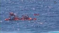 Migranti u očaju pokušavaju plivajući da se dokopaju Italije