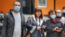 Адвокат Еміль Курбедінов (зліва) і активістка Лейла Яшлавська (в центрі) після її звільнення