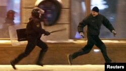 ОМОН переслідує учасника протестного мітингу після оголошення результатів президентських виборів, на яких Олександр Лукашенко обрався на четвертий термін. Мінськ, 19 грудня 2010 року 