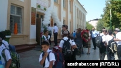 Garaşsyzlyk ýyllarynda Türkmenistanyň ozalky prezidenti S.Nyýazowyň ýolbaşçylygynda orta bilimiň möhleti 9 ýyl edilipdi. 