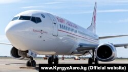 "Эйр Кыргызстан" авиакомпаниясынын Курманжан Датка атындагы Бионг 737–500 учагы, Манас эл аралык аба майданы, Бишкек, Кыргызстан, 13.06.2013