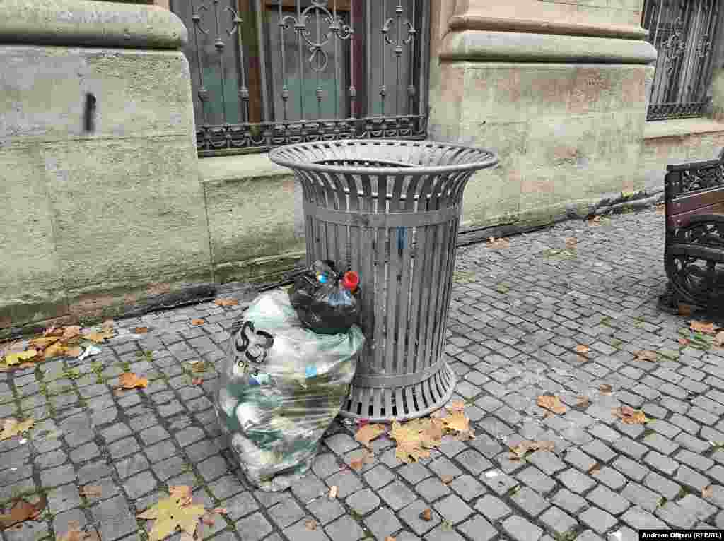 Coș de gunoi pe strada din spatele Muzeului Național de Istorie