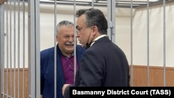 Бывший премьер-министр Северной Осетии Сергей Такоев (сзади), обвиняемый в растрате, на заседании Басманного районного суда Москвы, 11 августа 2021 года