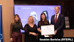Gazetaret e Radios Evropa e Lirë, Sandra Cvektoviq (e dyta majtas) dhe Doruntina Baliu e pranojnë çmimin për gazetari hulumtuesi nga ambasadori i Bashkimit Evropian në Kosovë, Aivo Orav, Prishtinë, 26 nëntor.