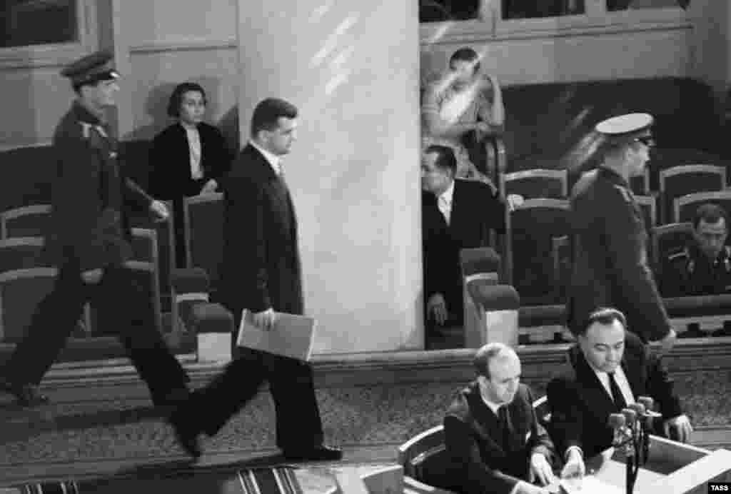 Пауэрс входит в зал, чтобы услышать выступление советского прокурора на открытом заседании суда в августе 1960 года