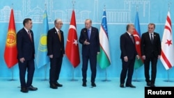 Qırğızıstan prezidenti S.Japarov, Qazaxıstan prezidenti K.J.Tokayev, Türkiyə prezidenti R.T.Ərdoğan, Özbəkistan prezidenti Ş.Mirziyoyev və Azərbaycan xarici işlər naziri C.Bayramov Ankarada keçirilən Türk Dövlətləri Təşkilatının sammitində birgə fotoşəkil çəkdirirlər. 
