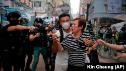 Pamje të protestave në Hong Kong kundër regjimit të Pekinit.