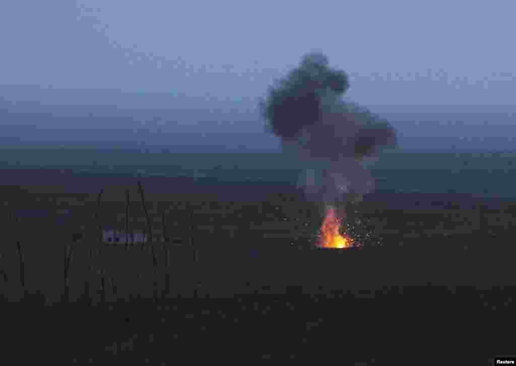 На фото &ndash; догорают части подстреленного беспилотника в Нагорно-Карабахской республике в районе Мардакерта, 4 апреля 2016