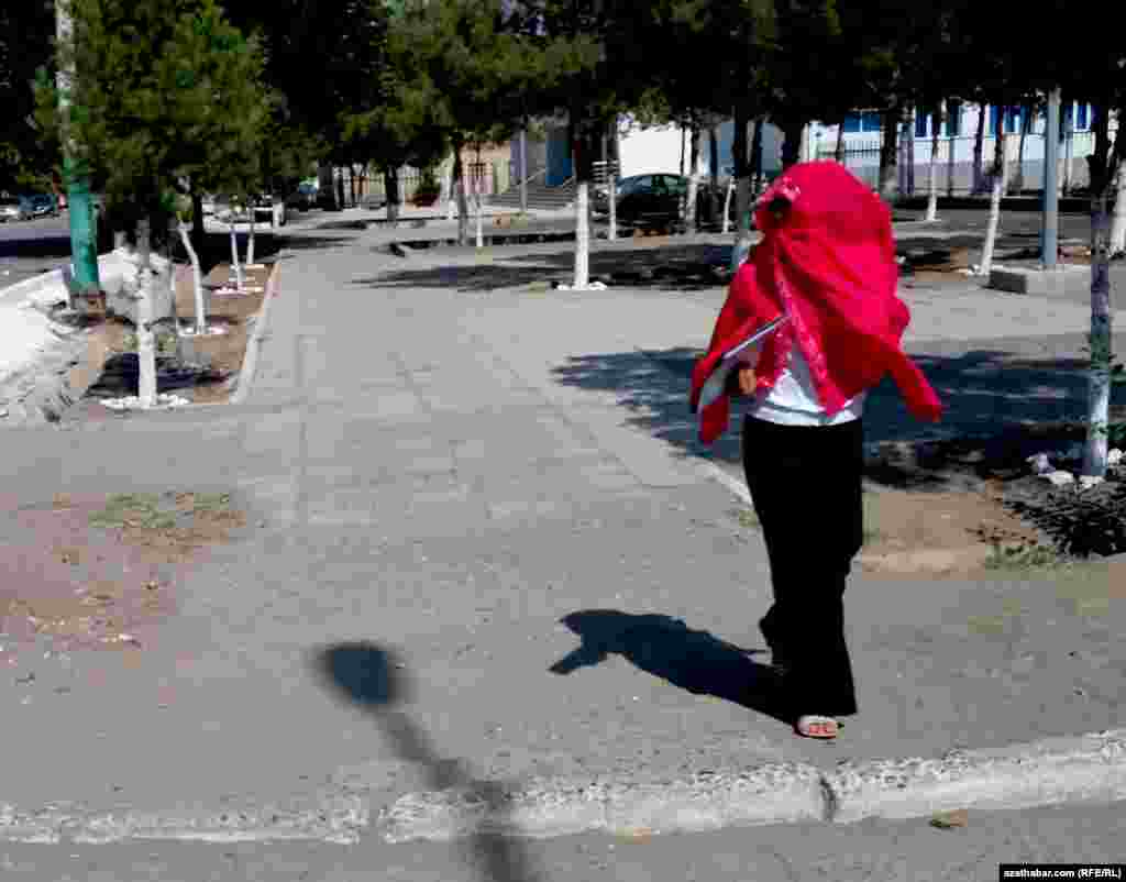 Käbir türkmenabatlylar dolulygyna ýaglyk bilen bürenýärler.