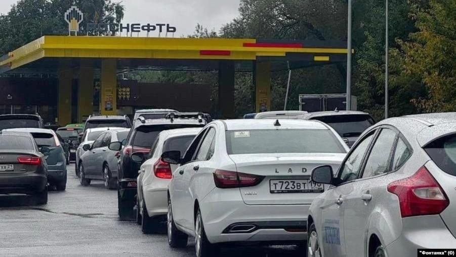 "Довели до ручки". Петербург остался без бензина после новых атак на НПЗ