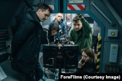 Павло Остріков (посередині) з командою під час зйомок фільму «Ти – космос»
