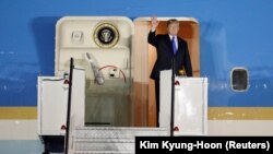 Президент США Дональд Трамп виходить із літака на авіабазі Пайя Лебар у Сінгапурі, 10 червня 2018 року