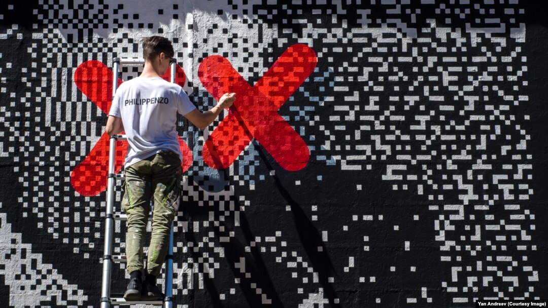 Philippenzo works on a piece in Moscow before the invasion.