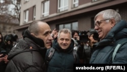 У час сустрэчы Паўла Севярынца (зьлева) ў Вільні пасьля прыезду з Украіны 18 сьнежня 2025. Ён быў адным з вызваленых у апошняй групе палітвязьняў