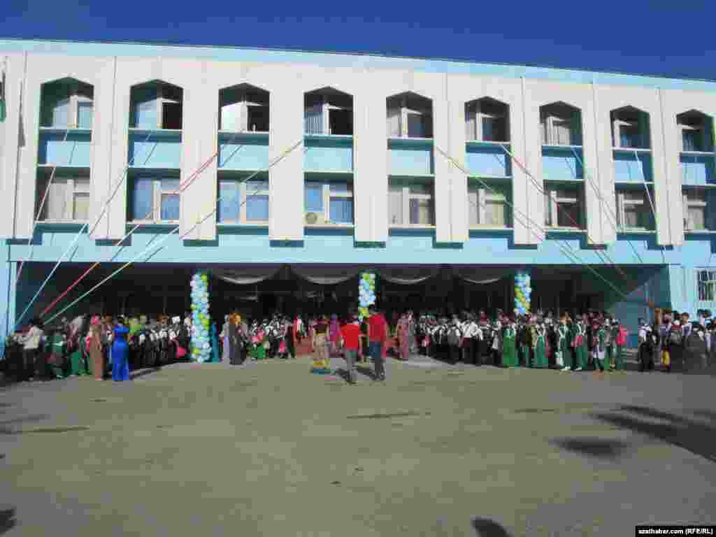 Aşgabat ş&auml;heriniň 52-nji mekdebind&auml;ki dabara.