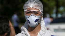 Медработник в защитной одежде в мобильном пункте тестирования на коронавирус.