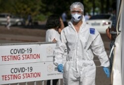 COVID-19 ауруының бар-жоғын анықтайтын тестілеу орталығындағы медицина қызметкері. Алматы, Қазақстан, 13 шілде 2020 жыл.