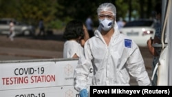 Медицинский работник рядом с пунктом тестирования на COVID-19 в Алматы. 13 июля 2020 года.
