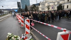Cvijeće i svijeće za nastradalog mladića na mjestu nesreće u Sarajevu