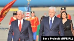 Вице-президент США Майк Пенс (слева) с премьер-министром Черногории Душко Марковичем. Подгорица, 1 августа 2017 года.