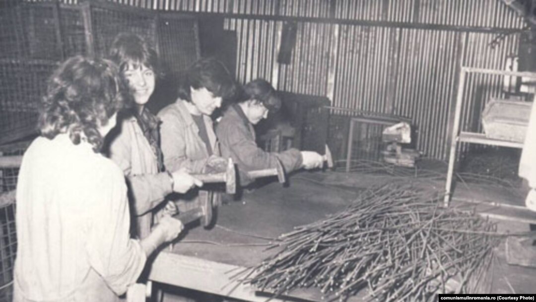 1983: Elevi trimiși la practică productivă în Fabrica Tractorul Roșu din Brașov.