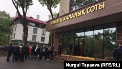 Граждане, собравшиеся перед городским судом. Алматы, 22 апреля 2019 года.