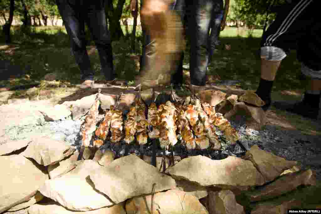 Közdə kabablar hazır olmaq ərəfəsində.