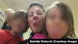 Gabrijel Đoković sa bratom i sestrom
