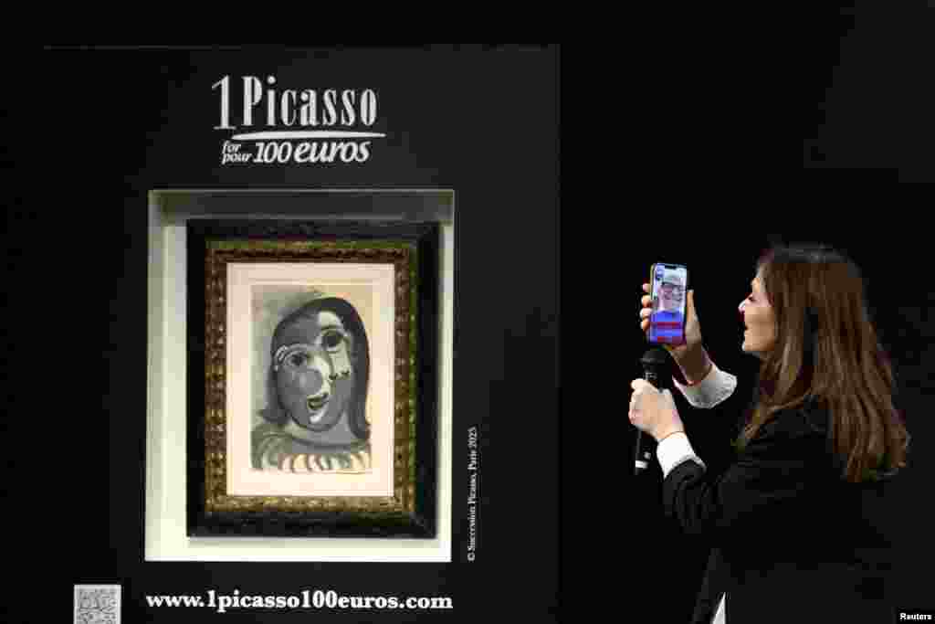 Телепродюсер Пери Кочин общается по видеосвязи с победителем благотворительной лотереи, выигравшим картину испанского художника Пабло Пикассо Tete de femme (1941) за 100 евро, 14 апреля 2026 года. REUTERS/Tom Nicholson